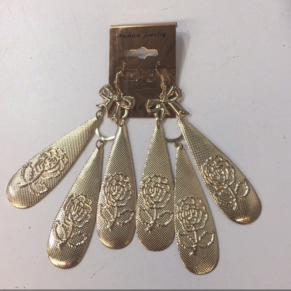 Gold Earrings With Rose Design